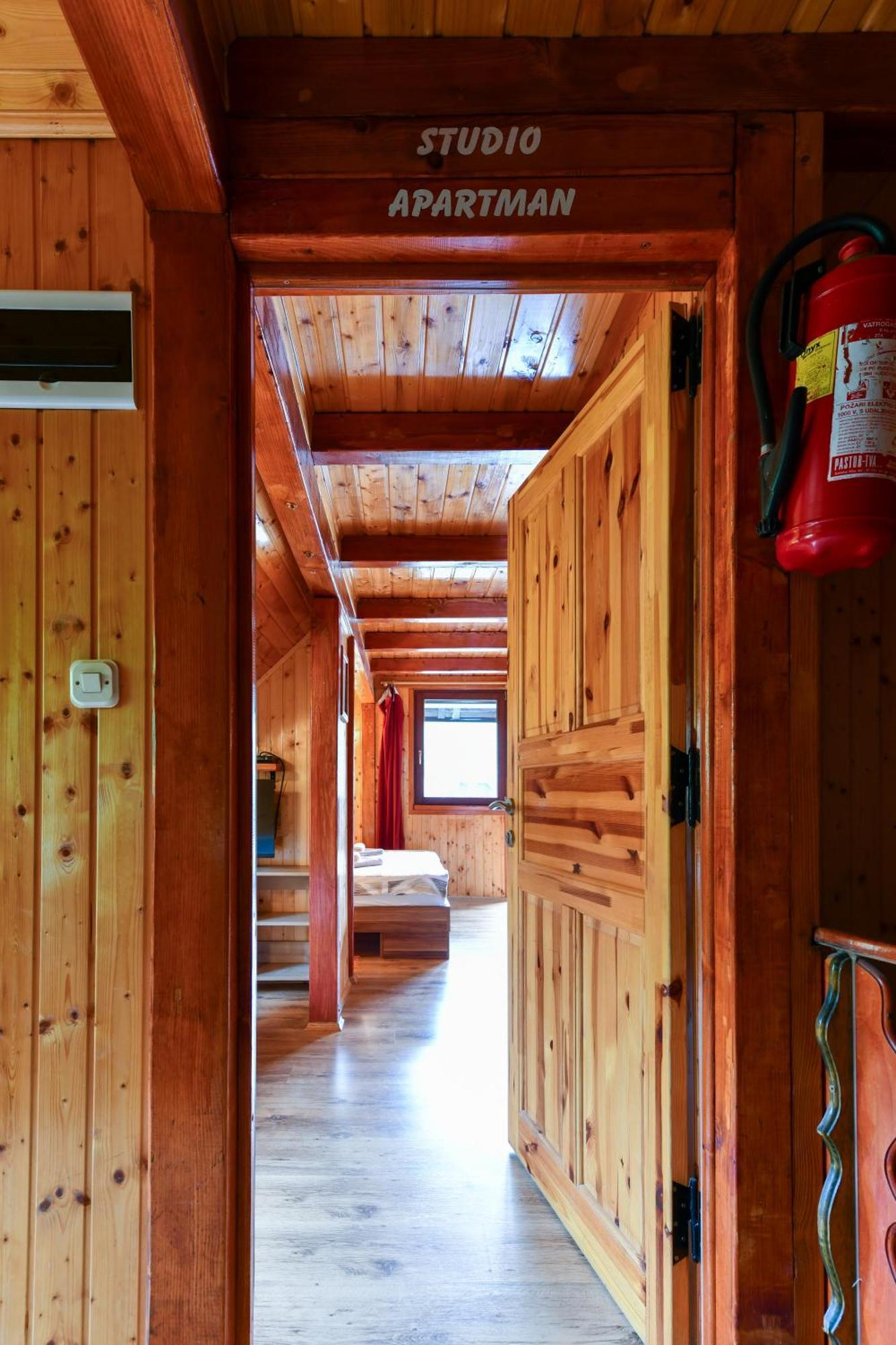 Guest House Martin Korana Exterior photo